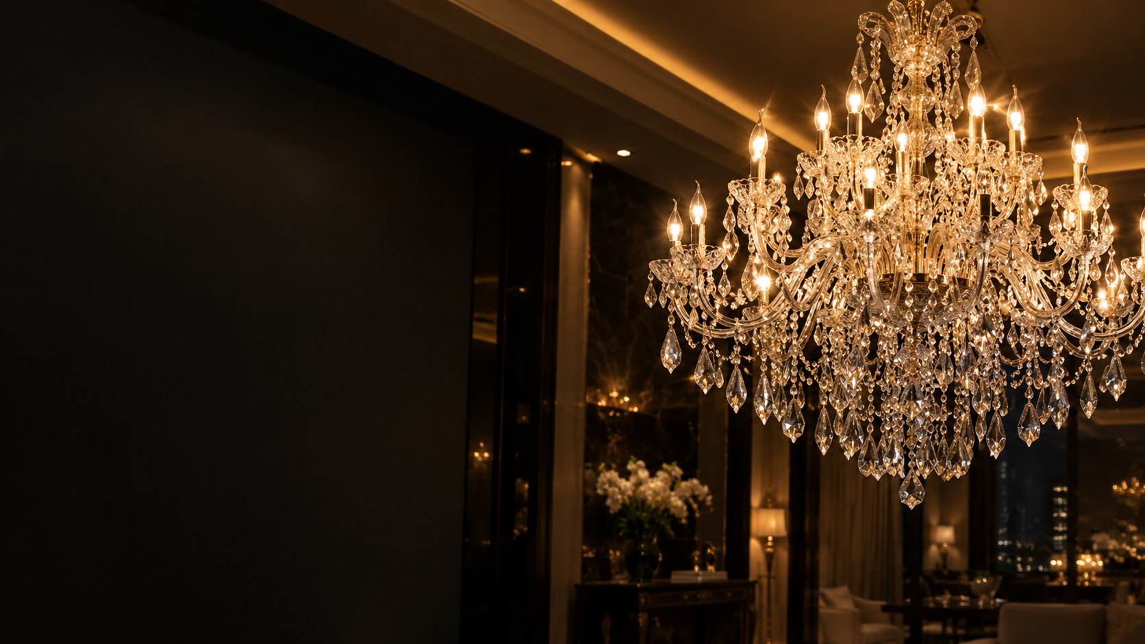 Lustre de cristal iluminado em sala de estar sofisticada