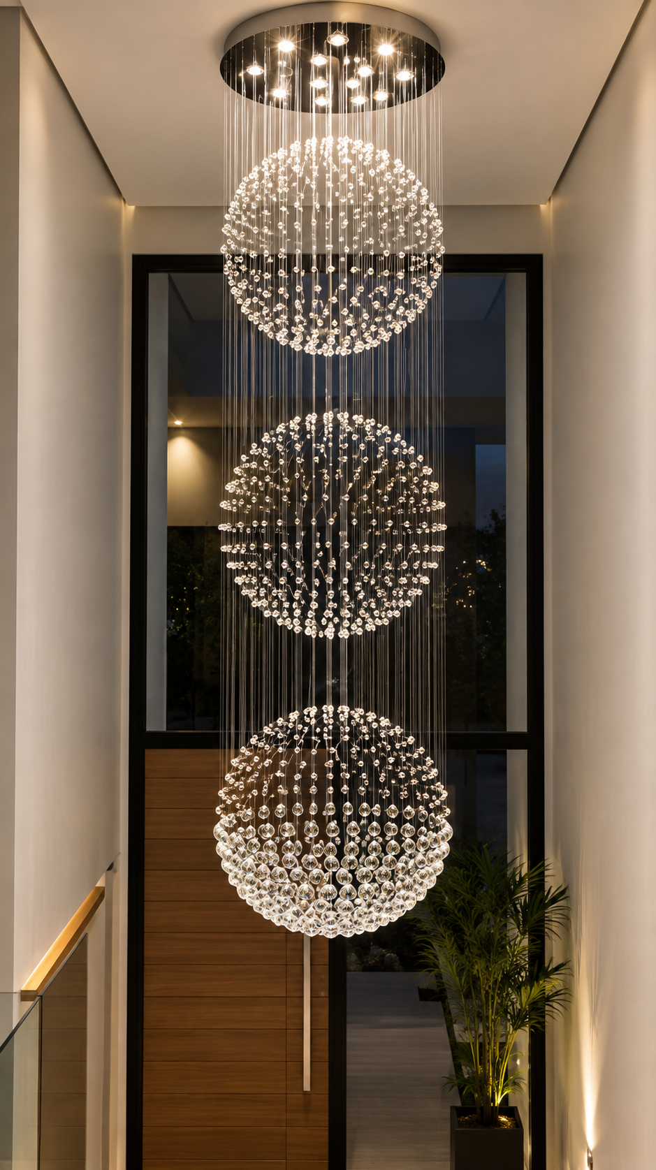 Lustre de esferas de cristal em vão de escada de pé-direito alto